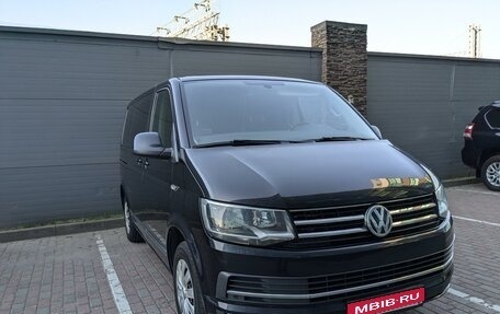 Volkswagen Caravelle T6 рестайлинг, 2016 год, 3 250 000 рублей, 1 фотография