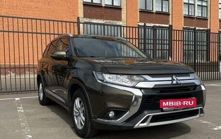 Mitsubishi Outlander III рестайлинг 3, 2019 год, 1 950 000 рублей, 13 фотография