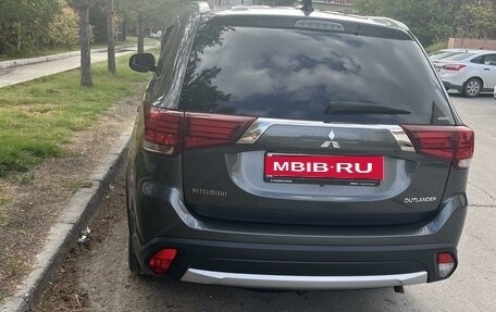 Mitsubishi Outlander III рестайлинг 3, 2018 год, 2 600 000 рублей, 6 фотография