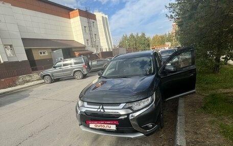 Mitsubishi Outlander III рестайлинг 3, 2018 год, 2 600 000 рублей, 2 фотография