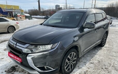 Mitsubishi Outlander III рестайлинг 3, 2018 год, 2 600 000 рублей, 15 фотография