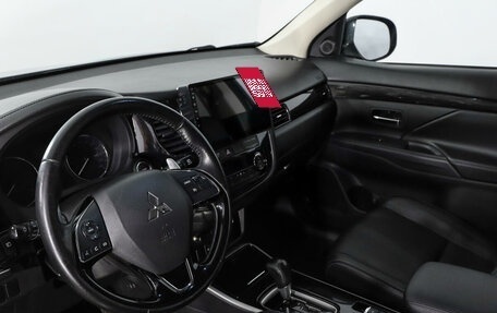 Mitsubishi Outlander III рестайлинг 3, 2017 год, 2 200 000 рублей, 10 фотография