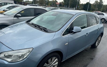 Opel Astra J, 2011 год, 990 000 рублей, 2 фотография