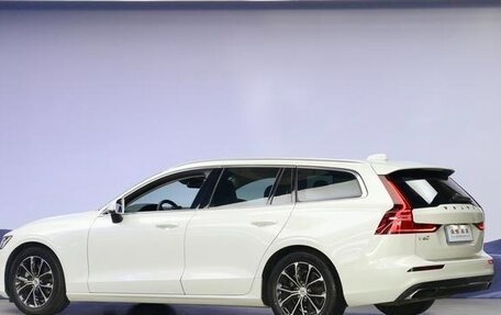 Volvo V60 Cross Country II, 2021 год, 3 280 000 рублей, 4 фотография