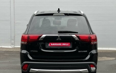 Mitsubishi Outlander III рестайлинг 3, 2018 год, 2 105 000 рублей, 4 фотография