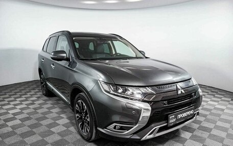 Mitsubishi Outlander III рестайлинг 3, 2022 год, 3 890 000 рублей, 3 фотография