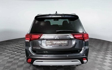 Mitsubishi Outlander III рестайлинг 3, 2022 год, 3 890 000 рублей, 6 фотография