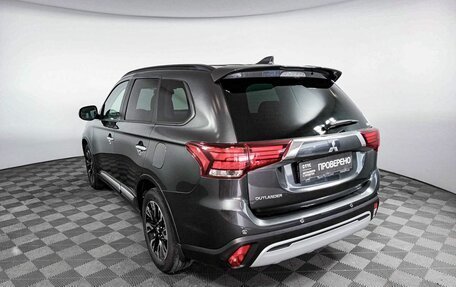 Mitsubishi Outlander III рестайлинг 3, 2022 год, 3 890 000 рублей, 7 фотография