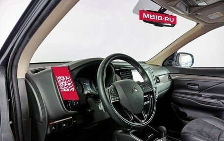 Mitsubishi Outlander III рестайлинг 3, 2022 год, 3 890 000 рублей, 16 фотография