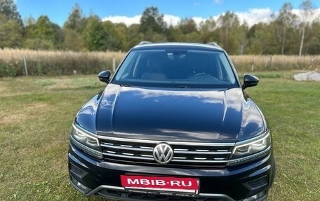 Volkswagen Tiguan II, 2018 год, 2 557 000 рублей, 2 фотография