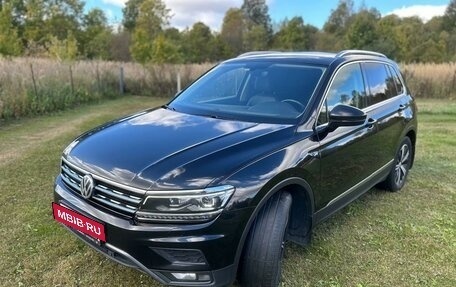 Volkswagen Tiguan II, 2018 год, 2 557 000 рублей, 3 фотография