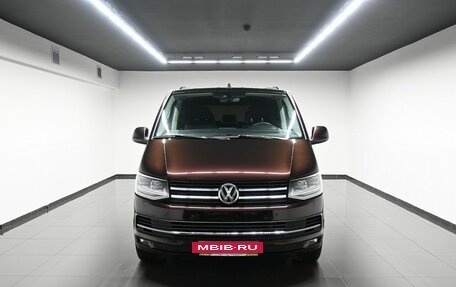 Volkswagen Multivan T6 рестайлинг, 2017 год, 3 895 000 рублей, 3 фотография