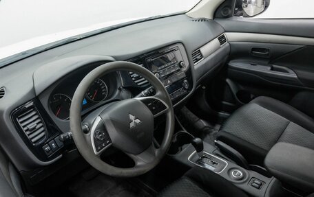 Mitsubishi Outlander III рестайлинг 3, 2014 год, 1 396 000 рублей, 15 фотография