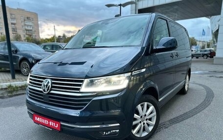 Volkswagen Multivan T6 рестайлинг, 2020 год, 7 300 000 рублей, 1 фотография