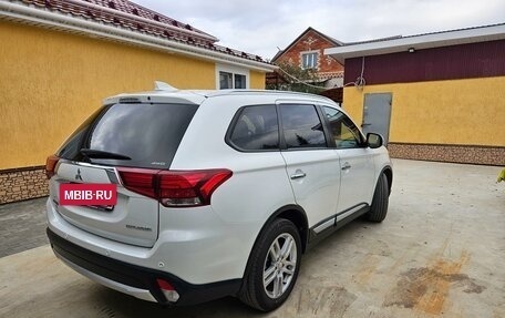 Mitsubishi Outlander III рестайлинг 3, 2018 год, 2 800 000 рублей, 4 фотография