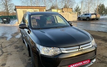 Mitsubishi Outlander III рестайлинг 3, 2014 год, 1 400 000 рублей, 2 фотография