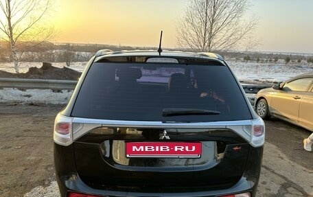 Mitsubishi Outlander III рестайлинг 3, 2014 год, 1 400 000 рублей, 3 фотография