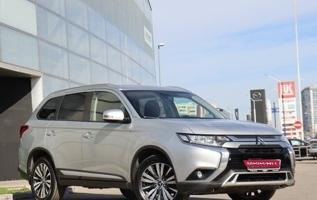 Mitsubishi Outlander III рестайлинг 3, 2019 год, 2 650 000 рублей, 3 фотография