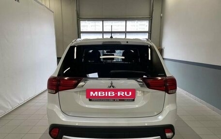 Mitsubishi Outlander III рестайлинг 3, 2015 год, 2 500 000 рублей, 6 фотография