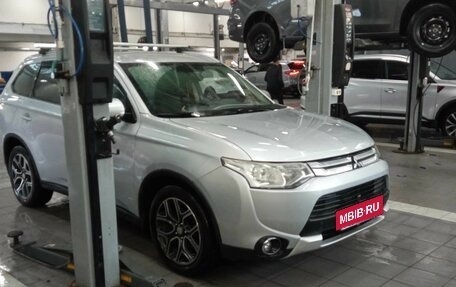 Mitsubishi Outlander III рестайлинг 3, 2014 год, 1 530 000 рублей, 2 фотография