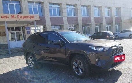 Toyota RAV4, 2022 год, 4 000 000 рублей, 2 фотография