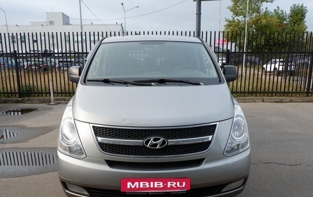 Hyundai H-1 II рестайлинг, 2011 год, 1 395 000 рублей, 2 фотография