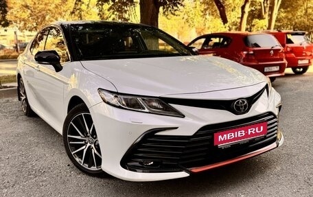 Toyota Camry, 2021 год, 3 200 000 рублей, 2 фотография