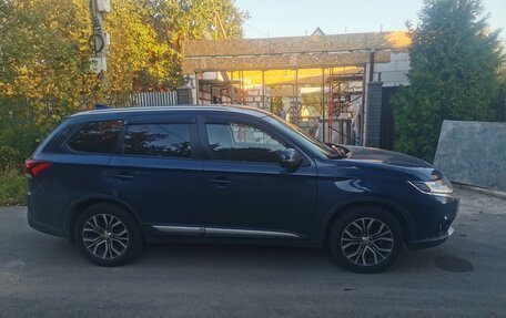 Mitsubishi Outlander III рестайлинг 3, 2018 год, 1 900 000 рублей, 10 фотография