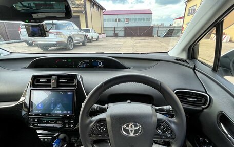 Toyota Prius IV XW50, 2019 год, 2 050 000 рублей, 4 фотография