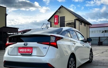 Toyota Prius IV XW50, 2019 год, 2 050 000 рублей, 3 фотография