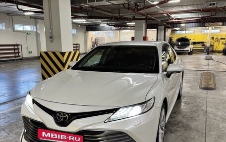 Toyota Camry, 2019 год, 3 090 000 рублей, 2 фотография