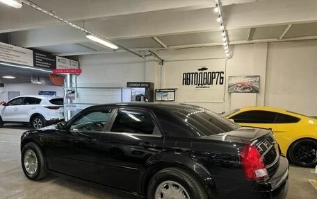 Chrysler 300C II, 2005 год, 1 499 000 рублей, 8 фотография