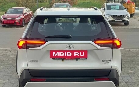 Toyota RAV4, 2024 год, 3 820 000 рублей, 6 фотография