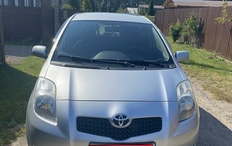 Toyota Yaris III рестайлинг, 2007 год, 600 000 рублей, 1 фотография