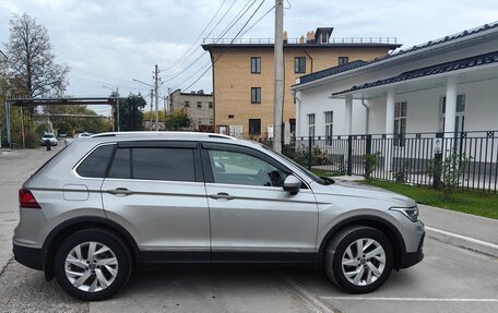 Volkswagen Tiguan II, 2021 год, 2 800 000 рублей, 2 фотография