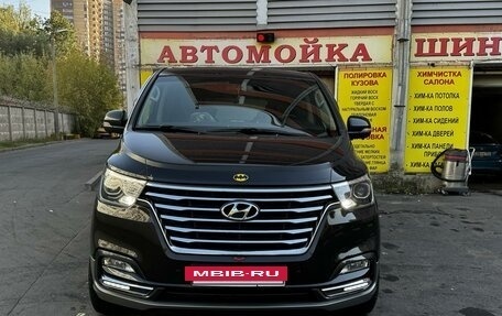 Hyundai Grand Starex Grand Starex I рестайлинг 2, 2018 год, 5 500 000 рублей, 2 фотография