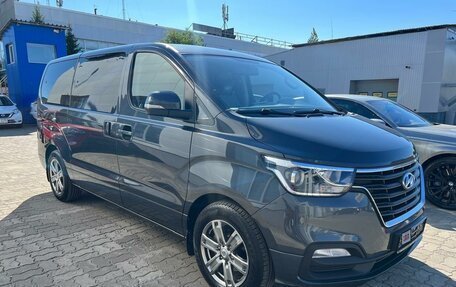 Hyundai H-1 II рестайлинг, 2021 год, 3 990 000 рублей, 2 фотография