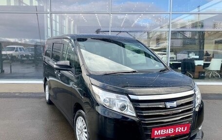 Toyota Noah III, 2015 год, 1 960 000 рублей, 3 фотография