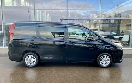 Toyota Noah III, 2015 год, 1 960 000 рублей, 4 фотография