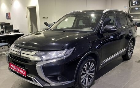 Mitsubishi Outlander III рестайлинг 3, 2019 год, 2 049 000 рублей, 1 фотография