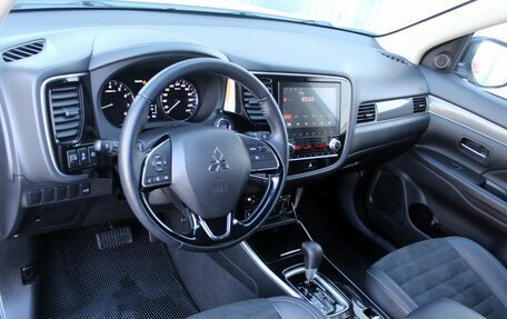 Mitsubishi Outlander III рестайлинг 3, 2022 год, 3 270 000 рублей, 9 фотография