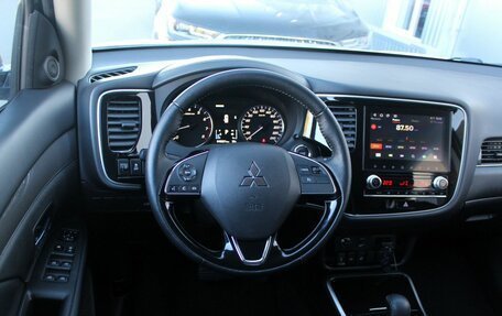 Mitsubishi Outlander III рестайлинг 3, 2022 год, 3 270 000 рублей, 10 фотография