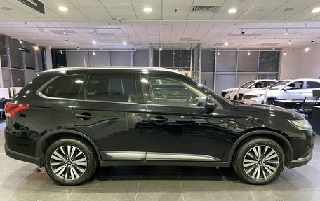 Mitsubishi Outlander III рестайлинг 3, 2019 год, 2 049 000 рублей, 4 фотография