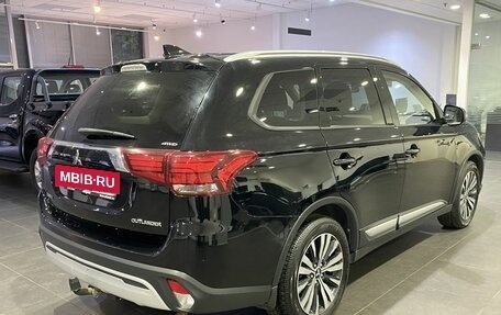 Mitsubishi Outlander III рестайлинг 3, 2019 год, 2 049 000 рублей, 5 фотография