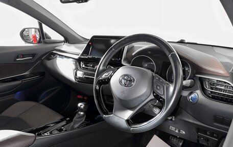 Toyota C-HR I рестайлинг, 2018 год, 2 080 000 рублей, 13 фотография