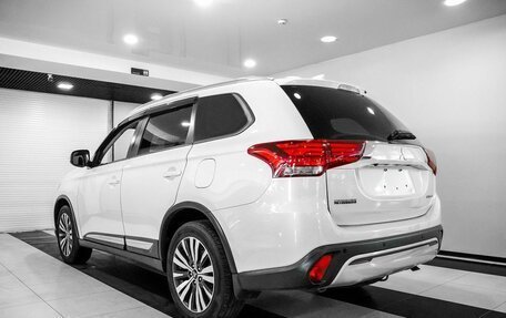 Mitsubishi Outlander III рестайлинг 3, 2019 год, 2 500 000 рублей, 7 фотография