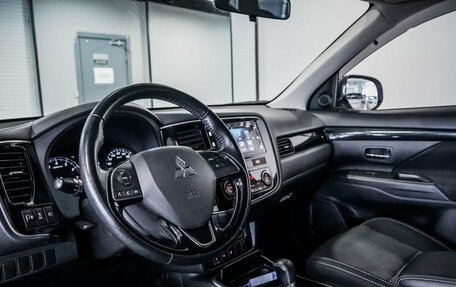 Mitsubishi Outlander III рестайлинг 3, 2019 год, 2 500 000 рублей, 9 фотография