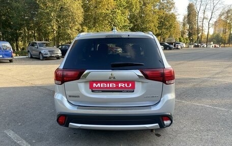 Mitsubishi Outlander III рестайлинг 3, 2018 год, 2 150 000 рублей, 4 фотография