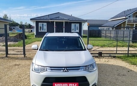 Mitsubishi Outlander III рестайлинг 3, 2014 год, 1 650 000 рублей, 2 фотография