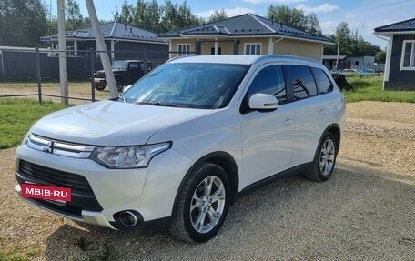 Mitsubishi Outlander III рестайлинг 3, 2014 год, 1 650 000 рублей, 3 фотография